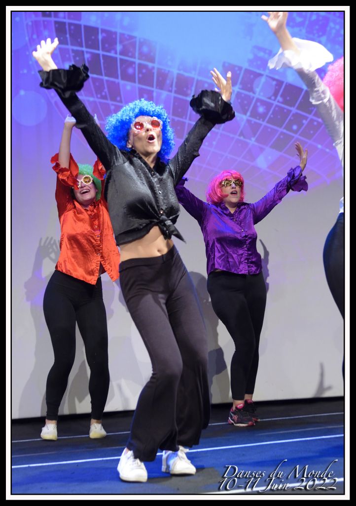 Numéro festif avec perruques colorées, Danses du monde 2022