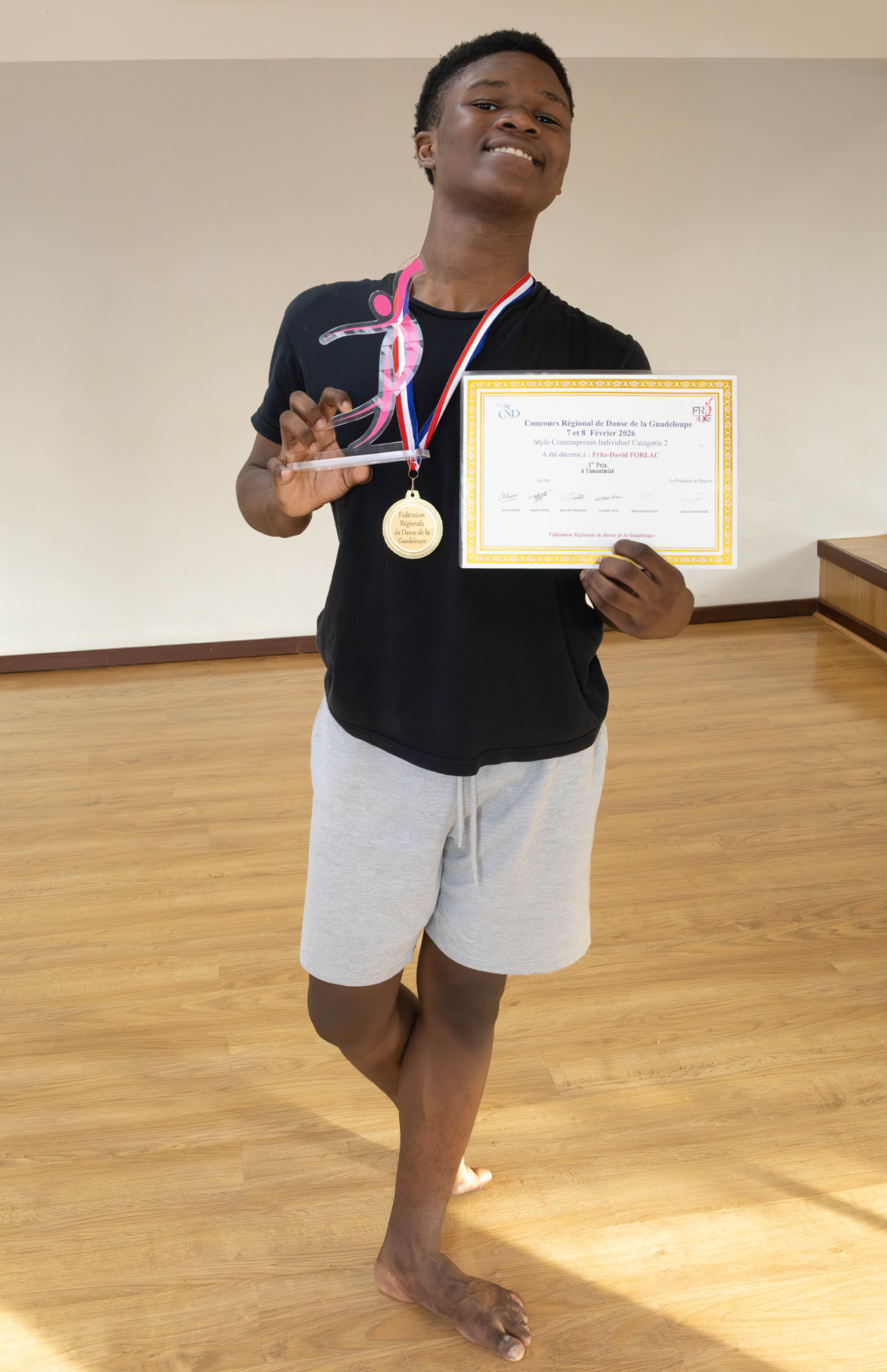 Concours 2026, Fritz David Forlac, seul avec son trophée et son diplôme, 1er prix à l'unanimité en contemporain, sélectionné pour le concours Européen à Madrid