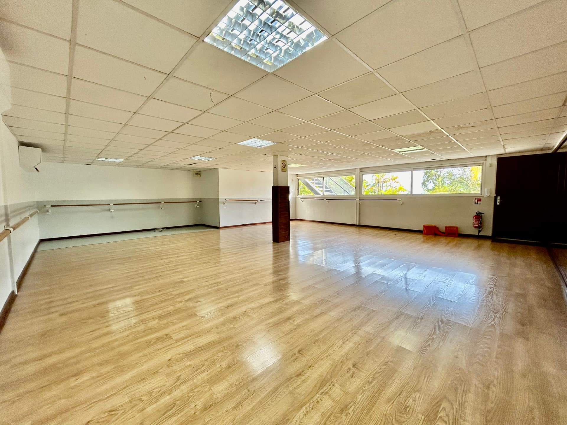Salle 3, barres murales et parquet clair