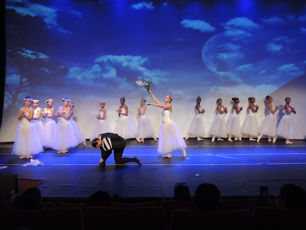 Scène finale de Giselle avec bouquet de lys