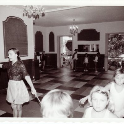Cours de danse classique dans la salle historique de l'école