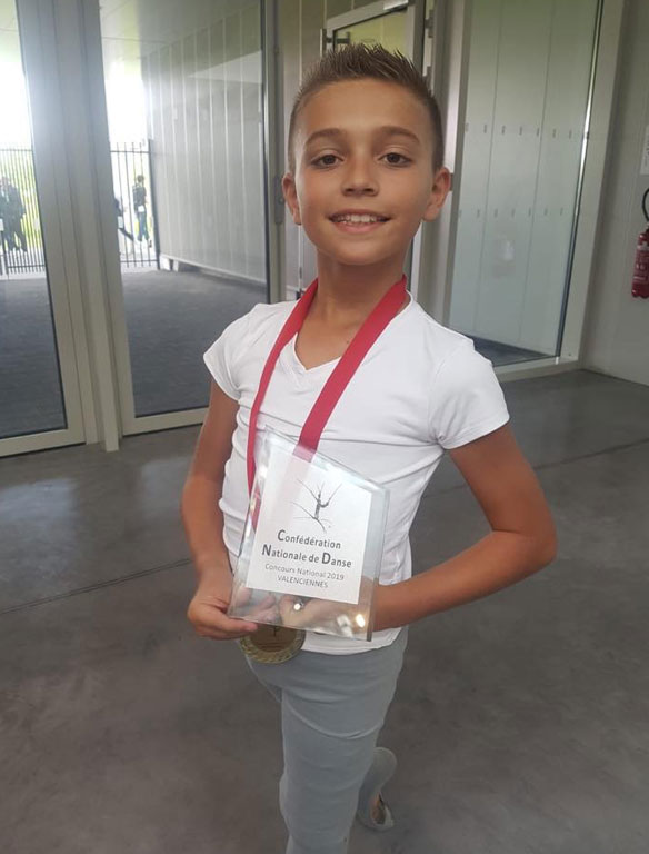 Jeune danseur avec son trophée de la Confédération Nationale de Danse 2019