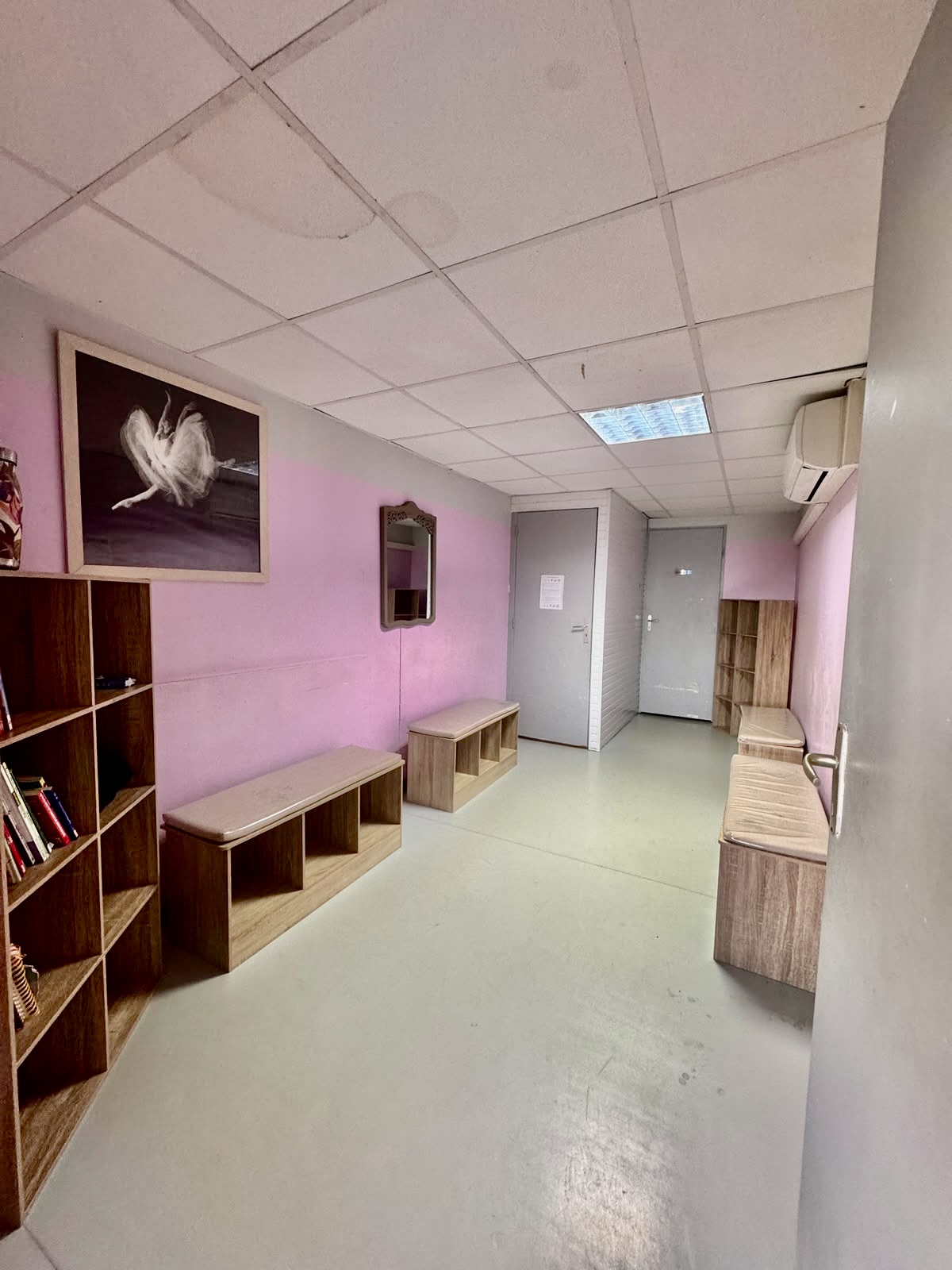 Vestiaires et espace d'attente de l'école
