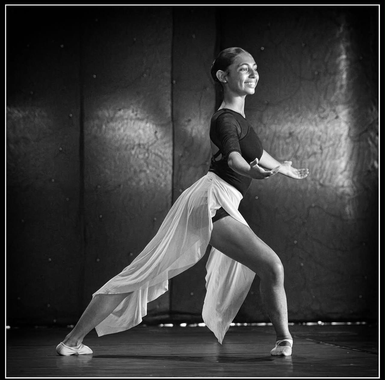Danseuse en répétition sur scène, photographie noir et blanc