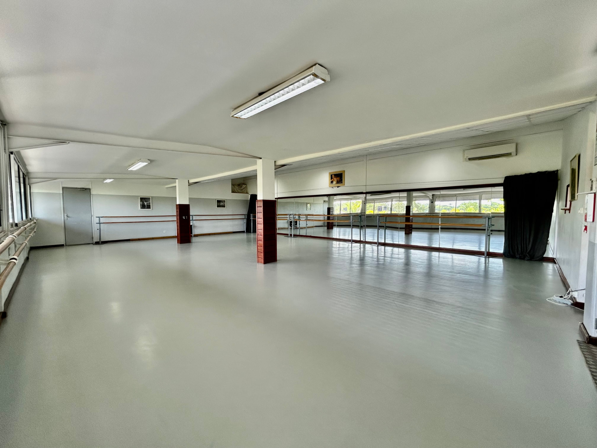Salle 1, mur de miroirs et rideau de scène