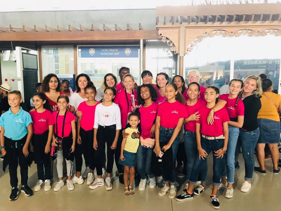Élèves et parents en maillots roses avant le départ pour le Concours National