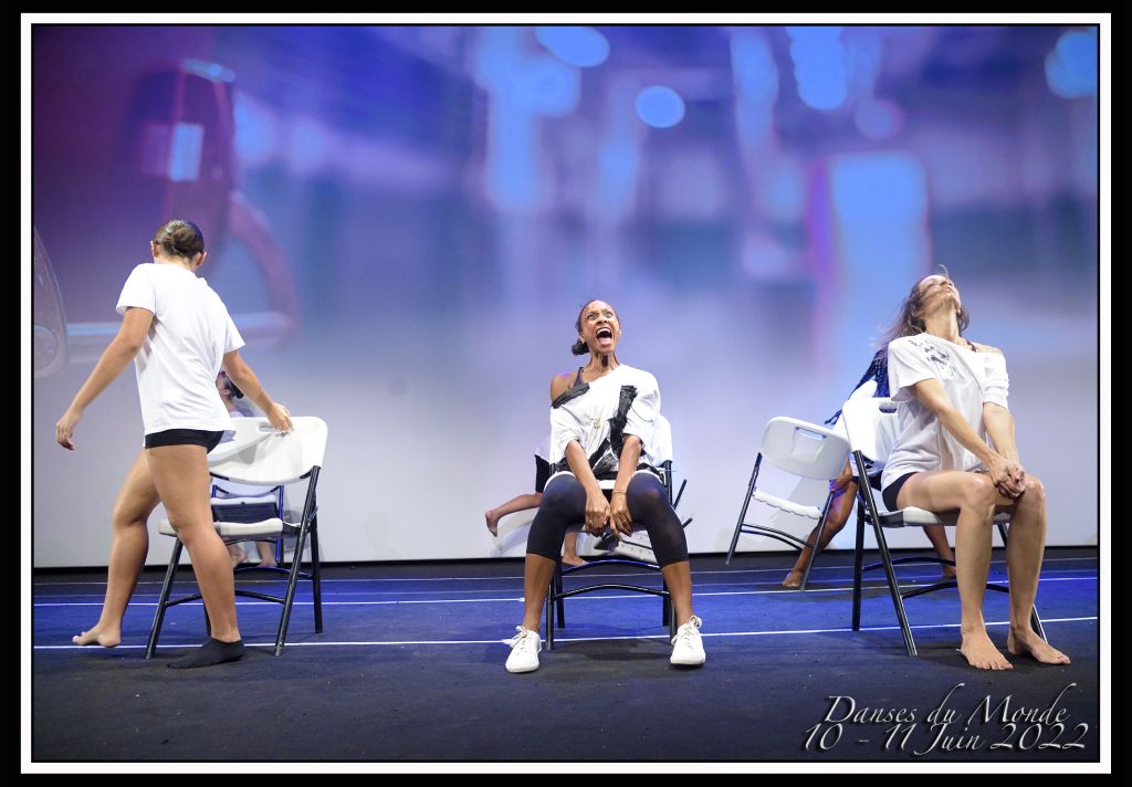 Pièce contemporaine sur chaises, spectacle Danses du monde 2022