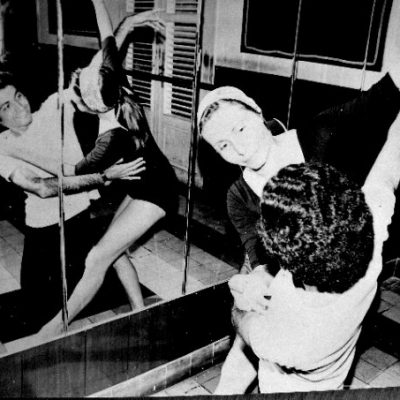 Liliane Bimont en répétition devant les miroirs du studio