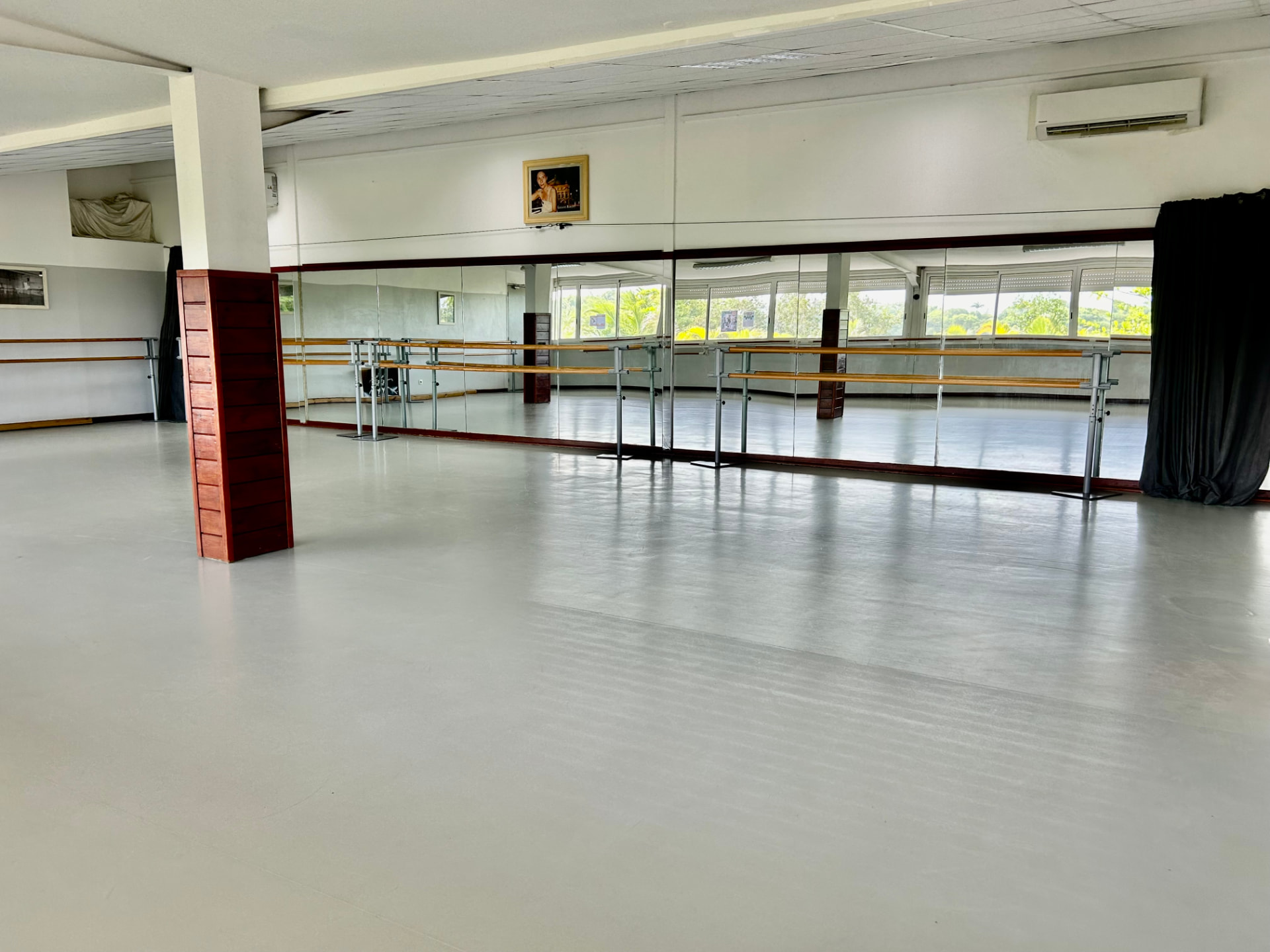 Salle 1, barres de danse devant les miroirs