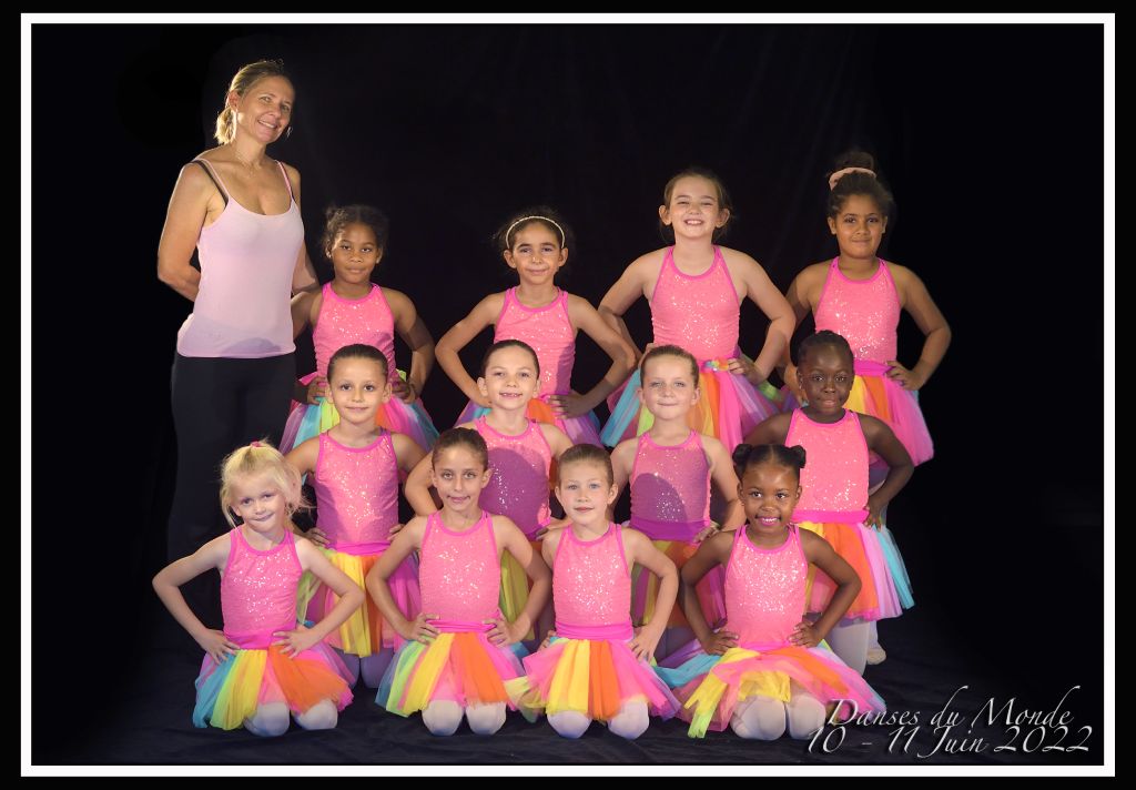 Groupe d'élèves en tutus multicolores avec leur professeure