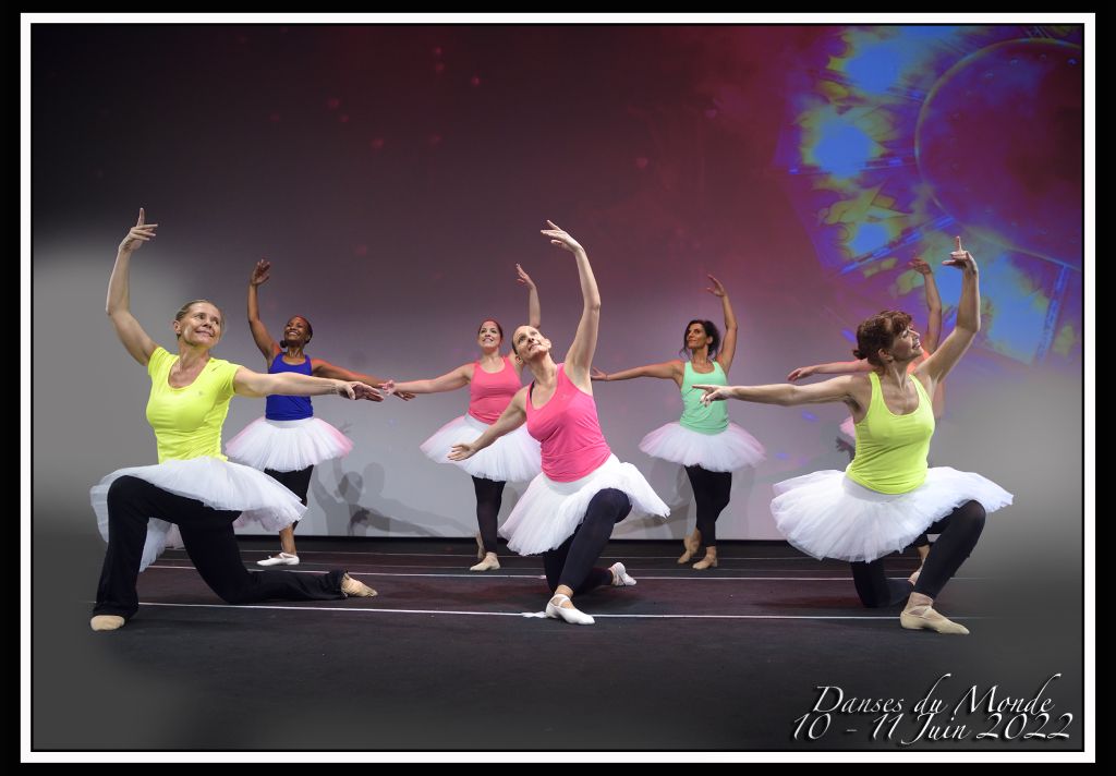 Groupe adultes en tutus blancs, spectacle Danses du monde 2022