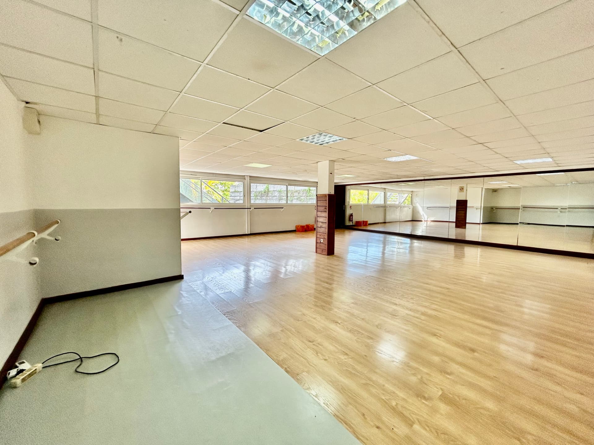 Salle 3, espace tapis et mur de miroirs