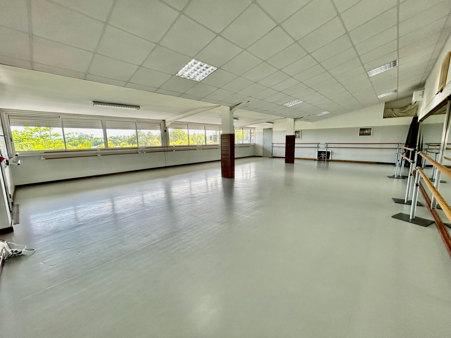 Salle 1, barres mobiles et baies vitrées