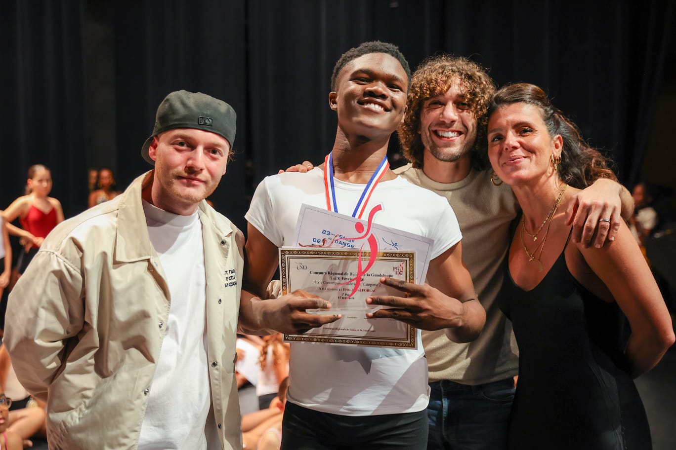 Danseurs récompensés entourés de leurs professeurs lors du concours 2026
