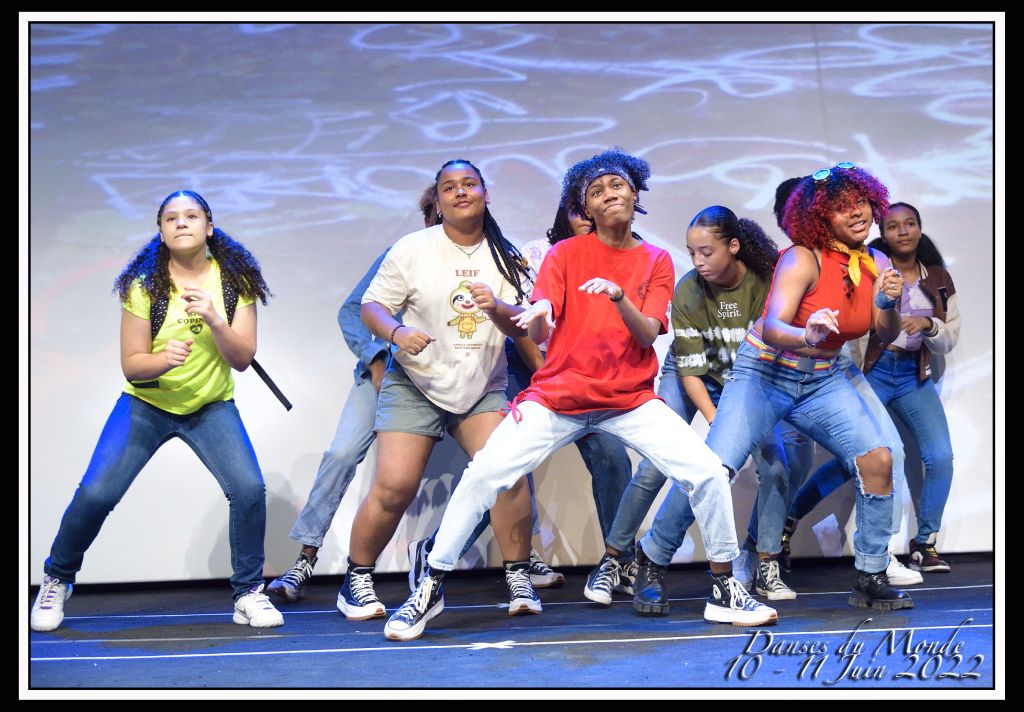 Groupe de hip-hop en plein spectacle