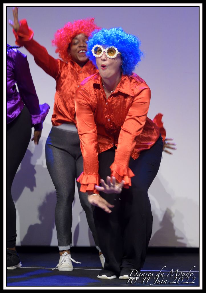 Duo comique en perruques, spectacle Danses du monde 2022